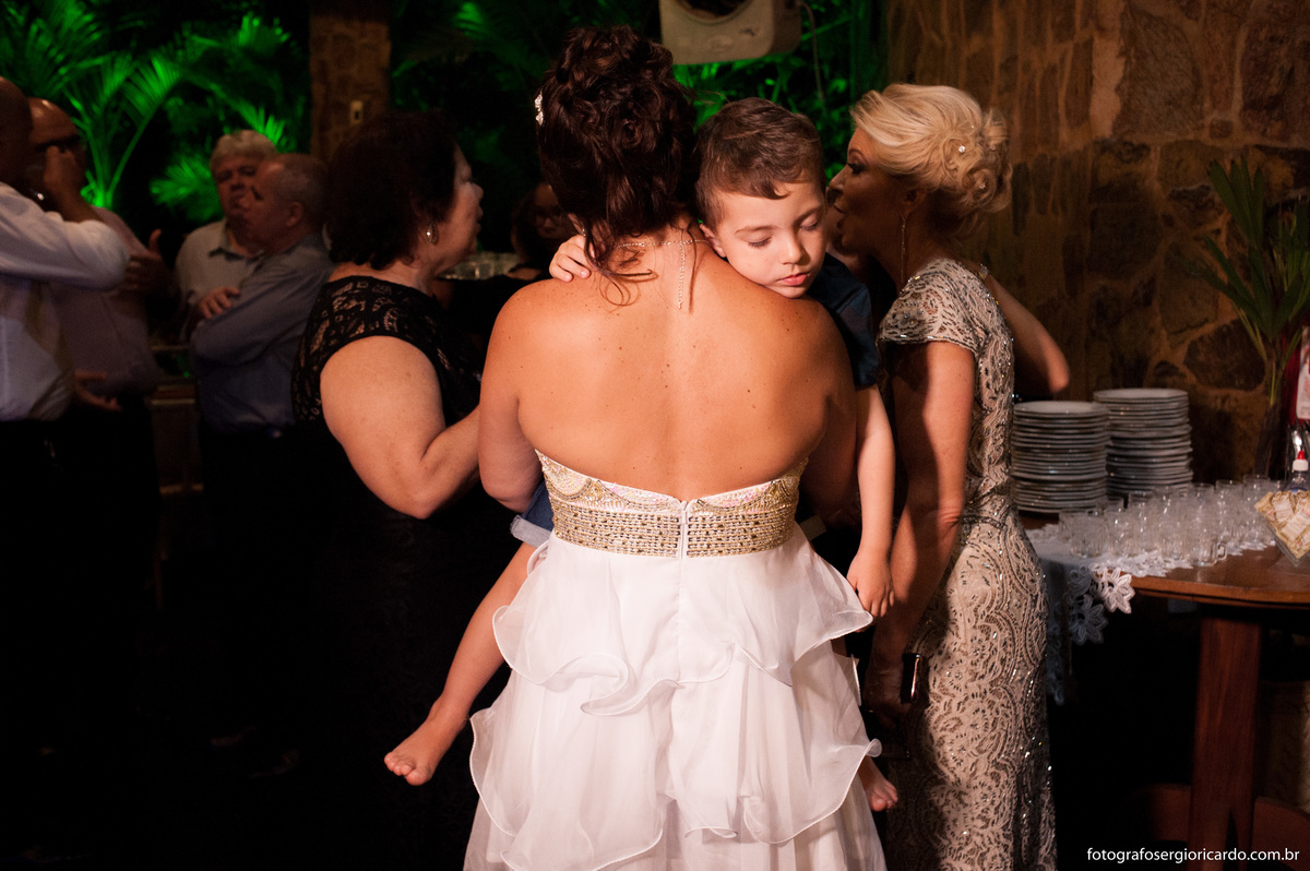 foto da noiva com o pagem dormindo em seu colo na casa de festas sitio do leo