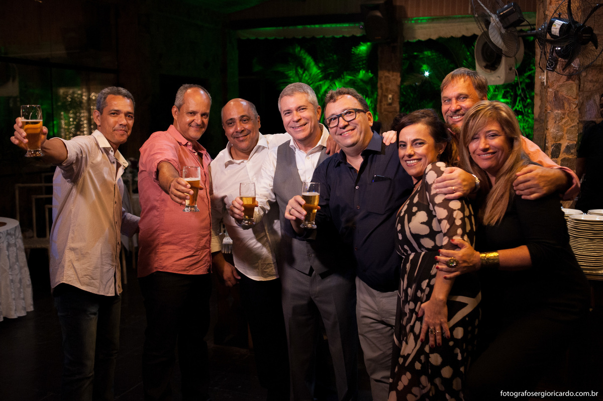 Foto do noivo com amigos na casa de festas sitio do leo em jacarepagua rio de janeiro