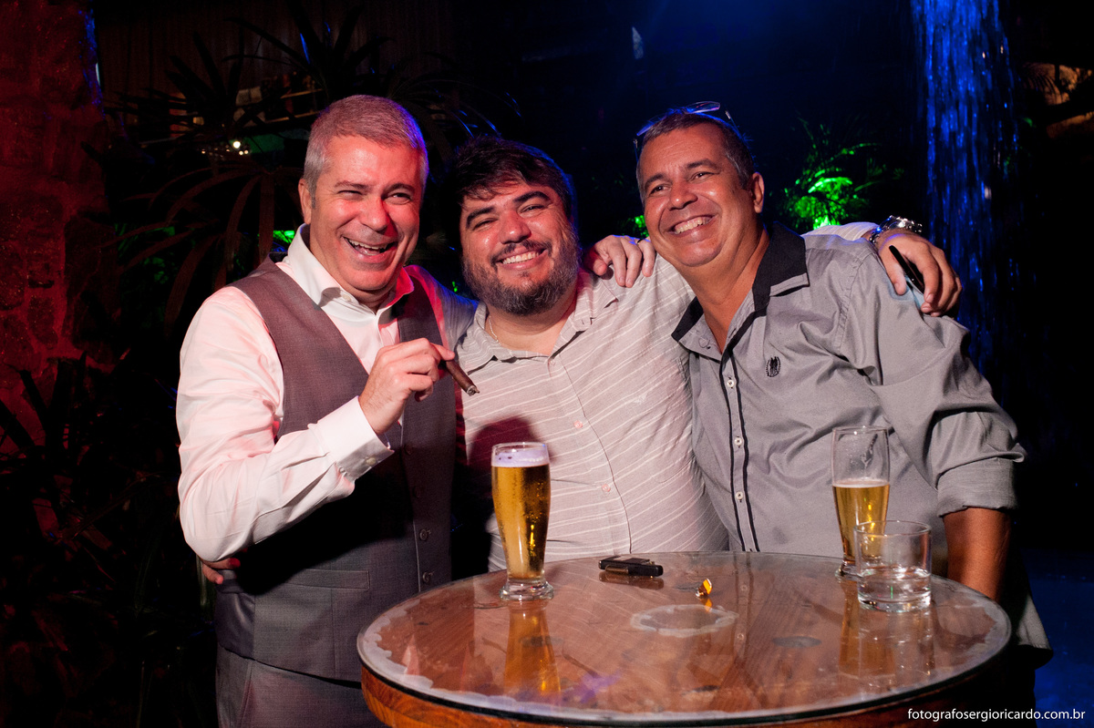 foto do noivo com amigos fumando charuto na casa de festas sitio do leo