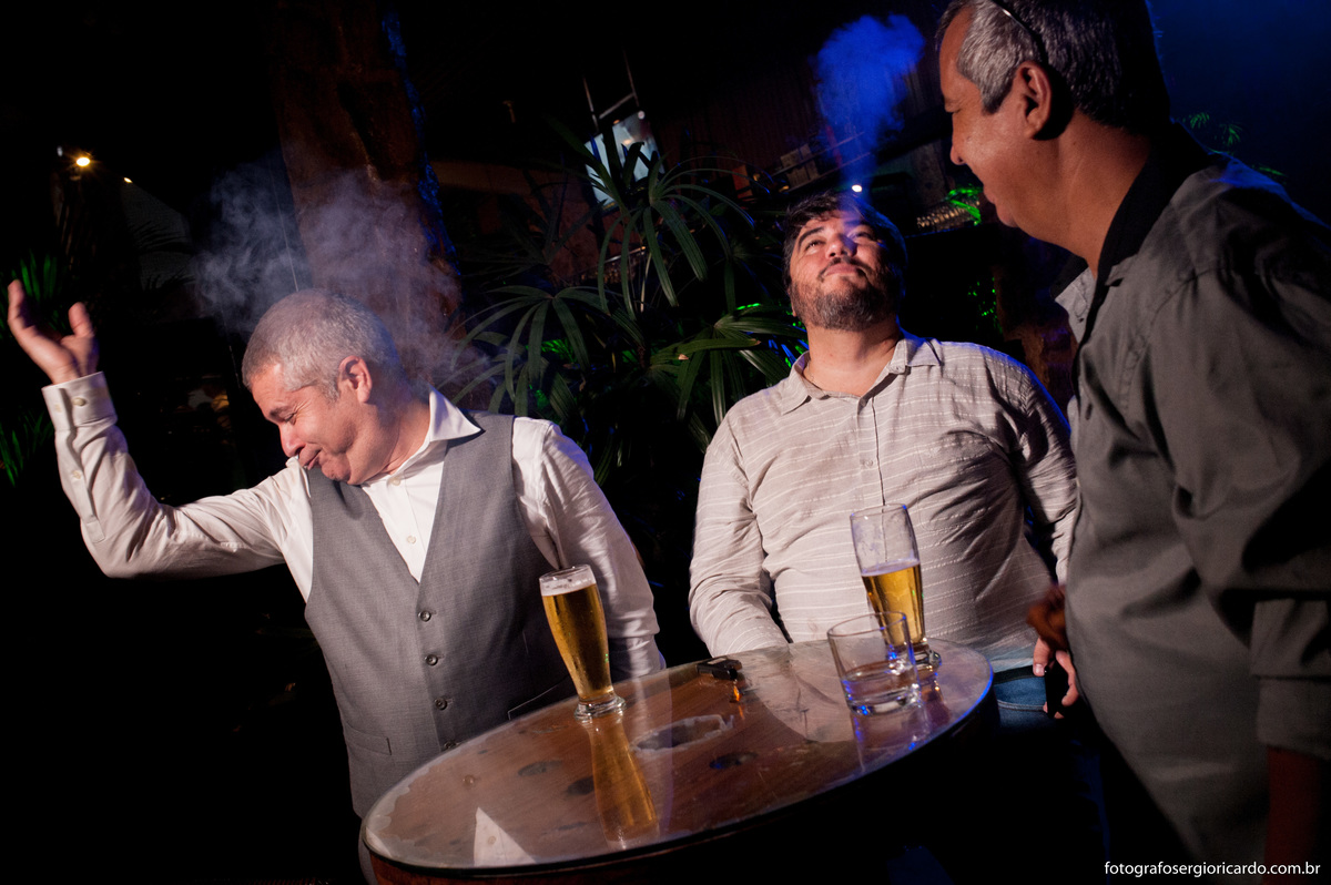 foto do noivo com amigos fumando charuto na casa de festas sitio do leo