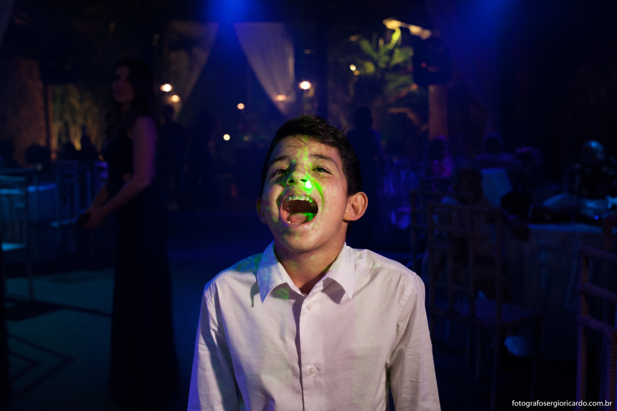 criança brincando com raio laser na festa de casamento no sitio do leo