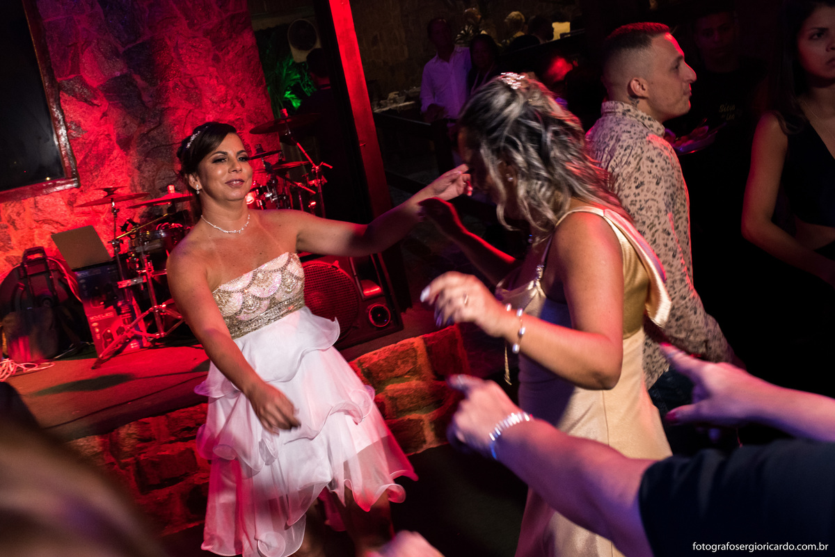 foto da noiva dançando com convidados na festa de casamento no sitio do leo rio de janeiro