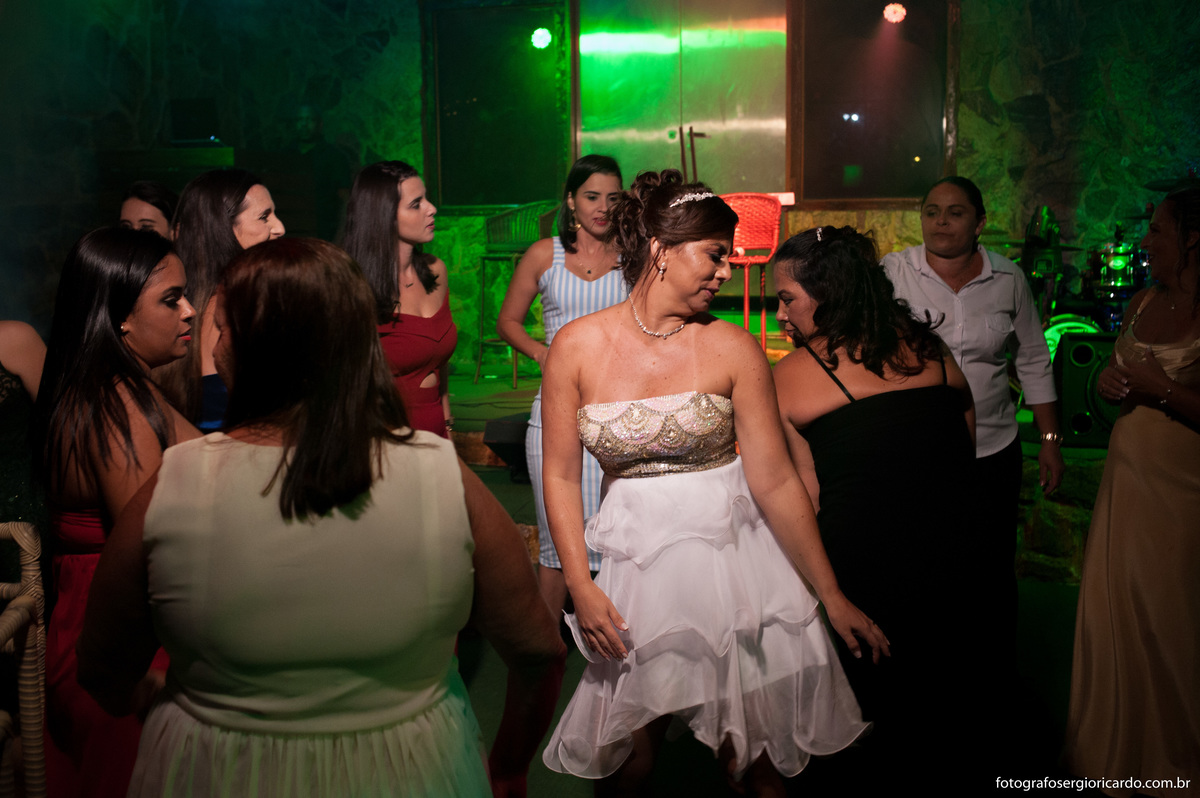 foto da noiva dançando com convidados na festa de casamento no sitio do leo rio de janeiro