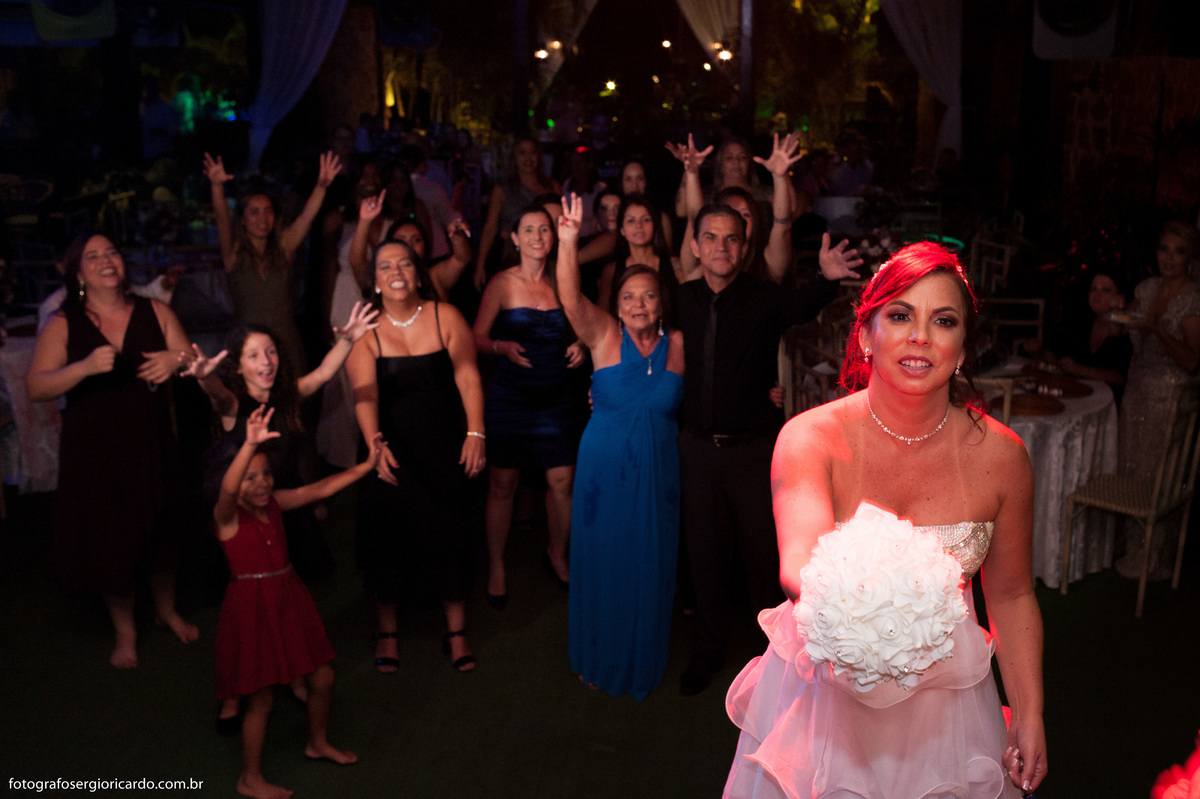 fotografia da noiva se preparando para jogar o buquê na casa de festas sitio do leo