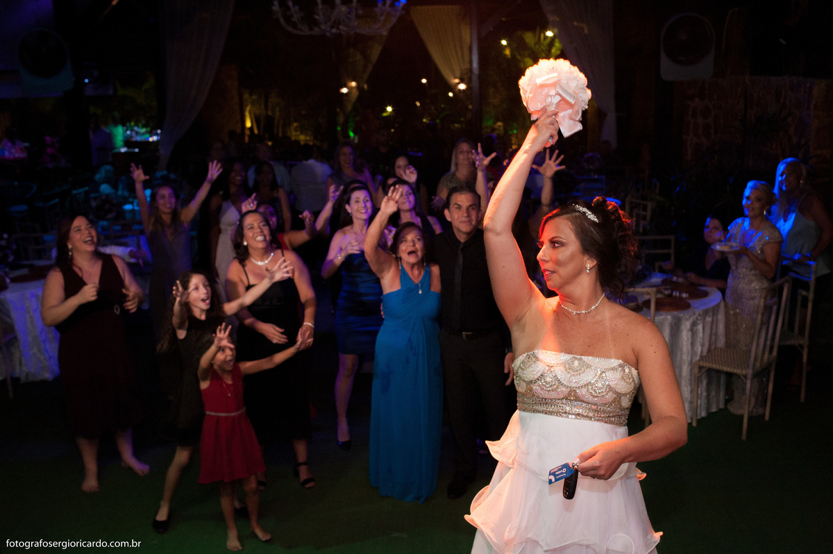 fotografia da noiva se preparando para jogar o buquê na casa de festas sitio do leo