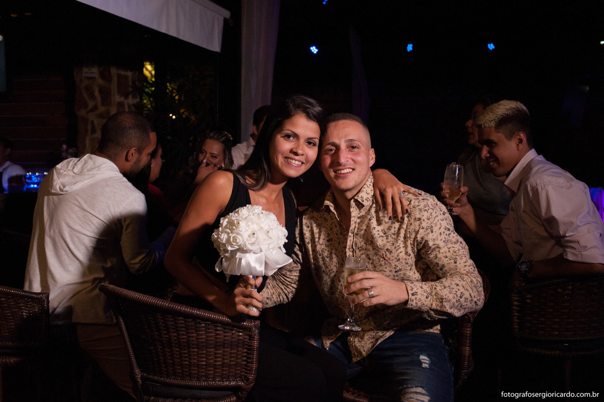 foto da convidada que pegou o buquê na casa de festas sitio do leo