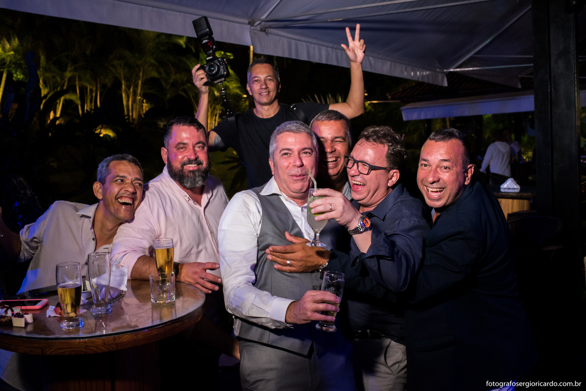 foto do noivo com amigos bebendo na casa de festas sitio do leo
