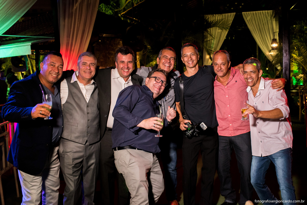 imagem do noivo com convidados e fotografo sergio ricardo na festa no sitio do leo jacarepagua rio de janeiro