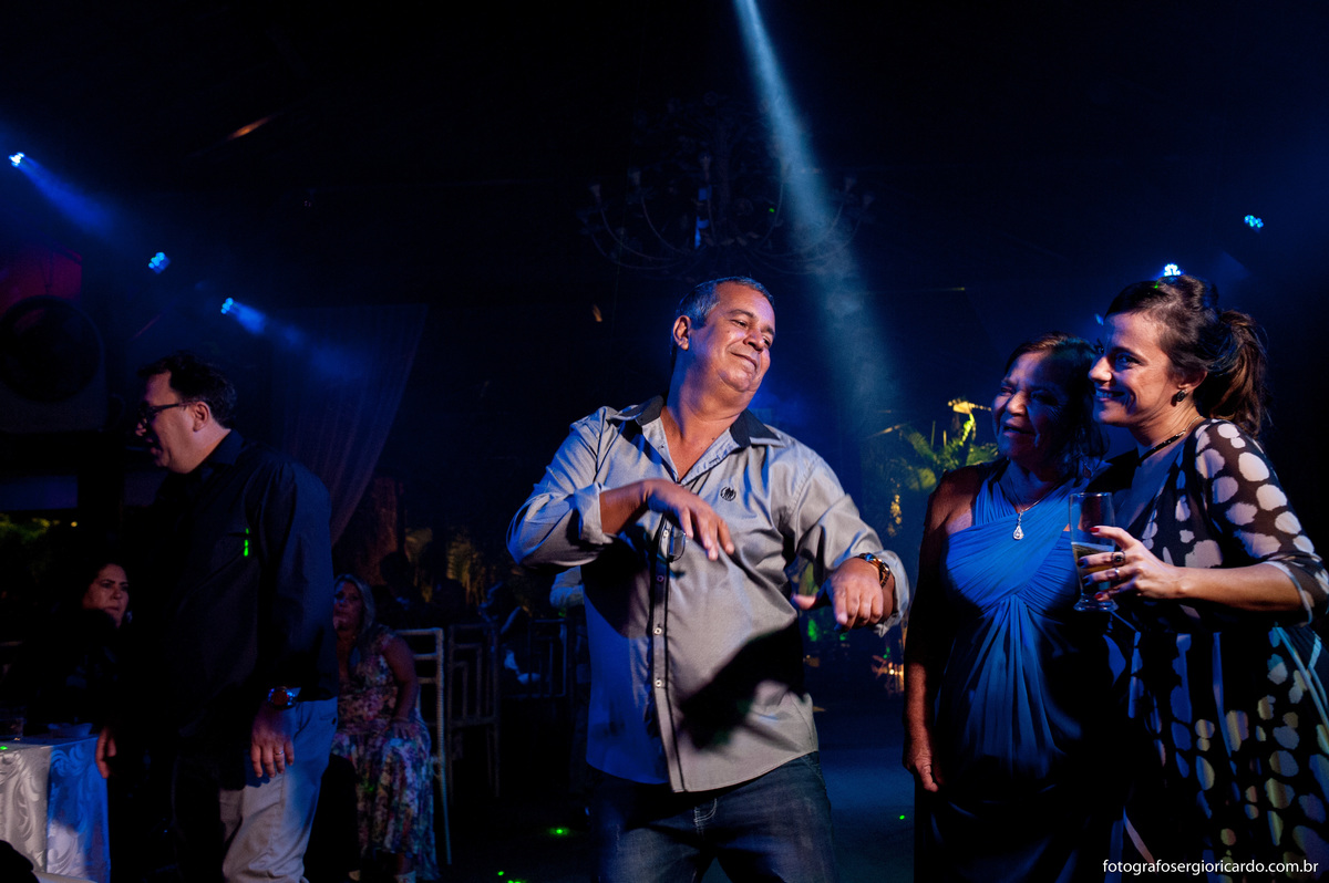 imagem de convidado dançando na festa no sitio do leo jacarepagua rio de janeiro