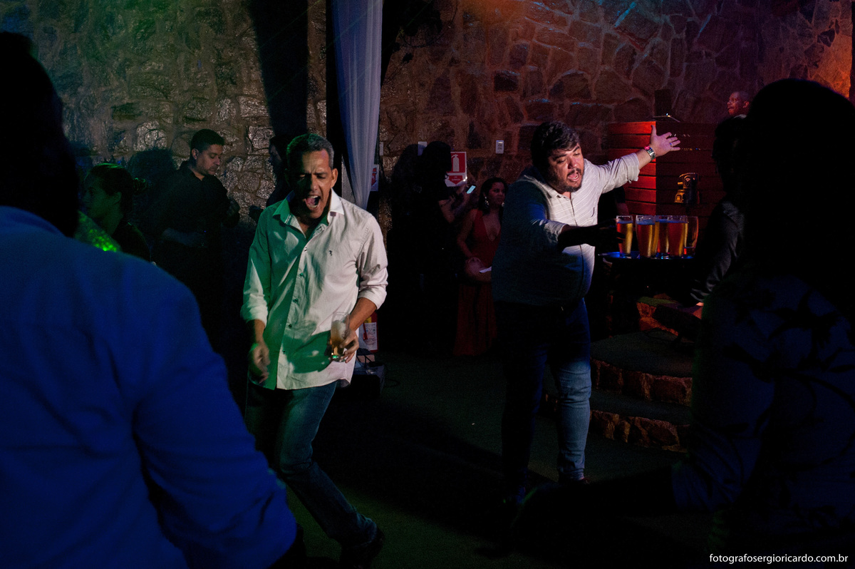 imagem dos convidados dançando na festa no sitio do leo jacarepagua rio de janeiro