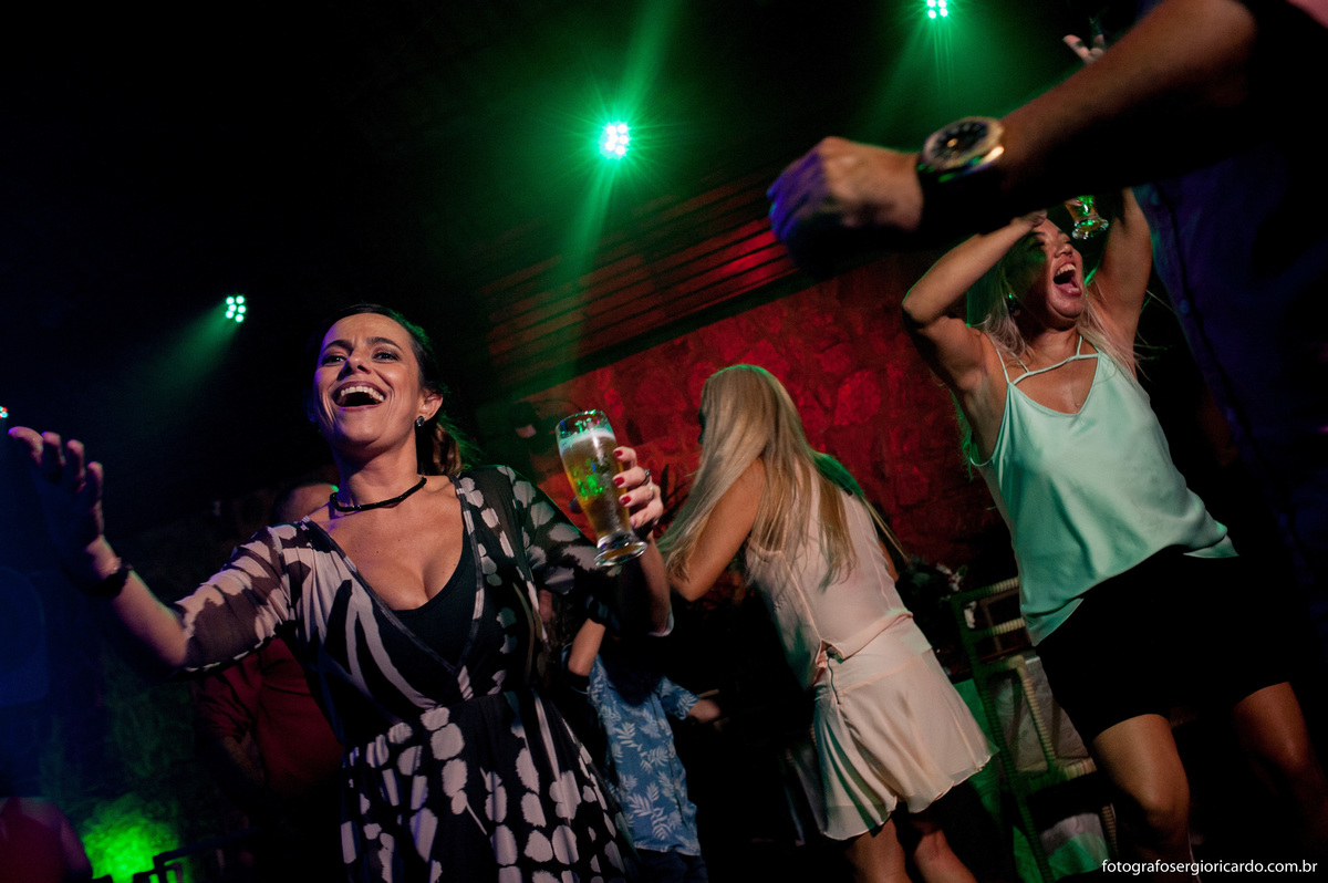 imagem dos convidados dançando na festa no sitio do leo jacarepagua rio de janeiro