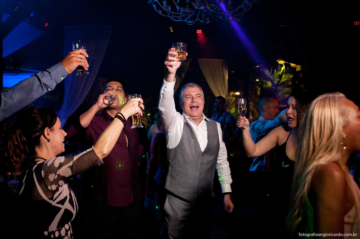 imagem do noivo dançando na festa no sitio do leo jacarepagua rio de janeiro