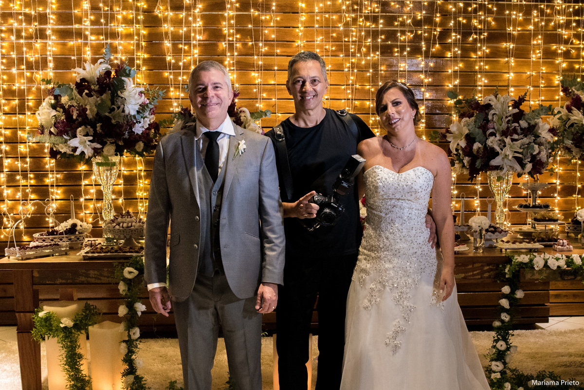 Fotografia dos noivos com o fotografo sergio ricardo na casa de festas sitio do leo em jacarepagua rio de janeiro