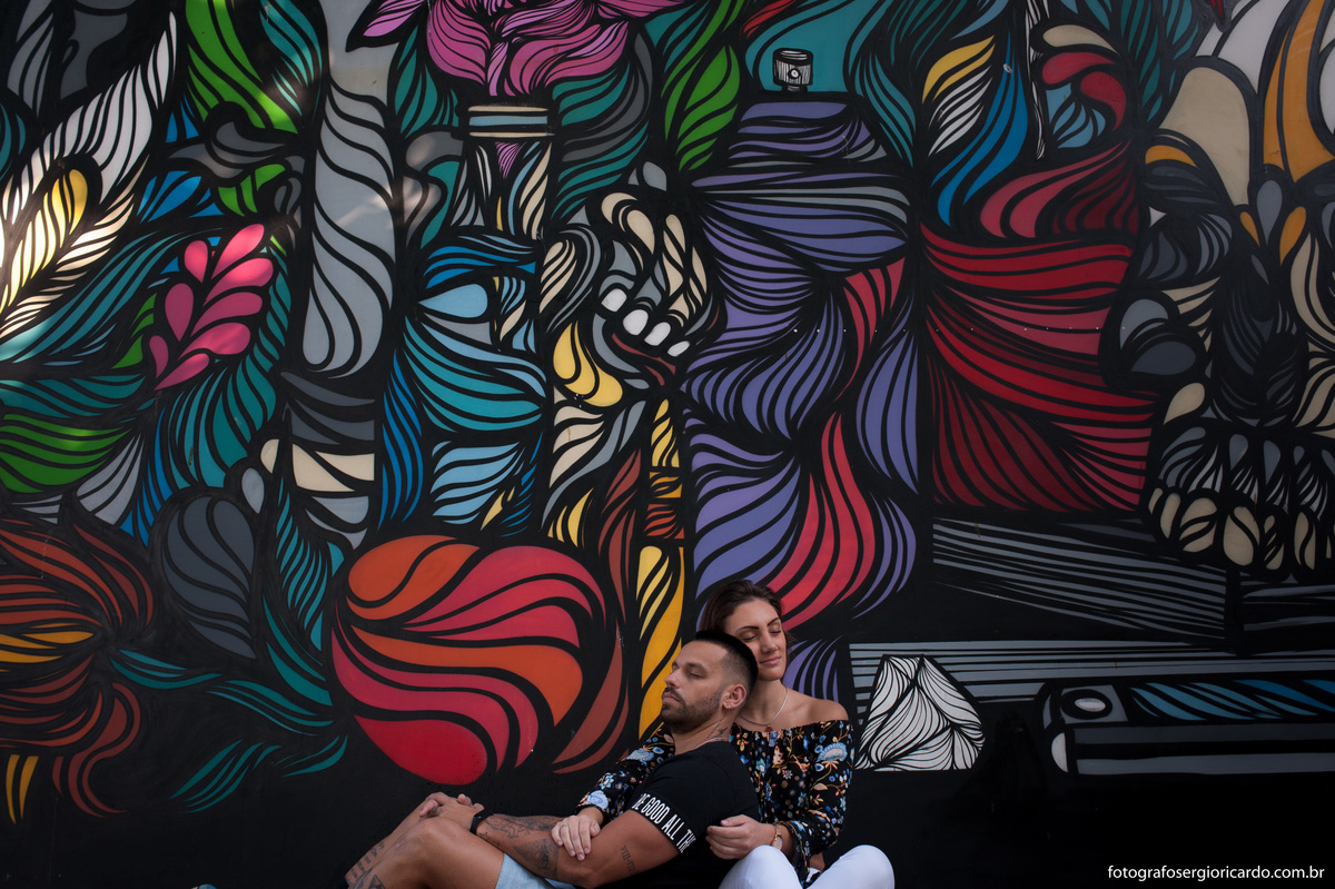 casal de namorados com painel de grafite de fundo em ensaio para o dia dos namorados no mam