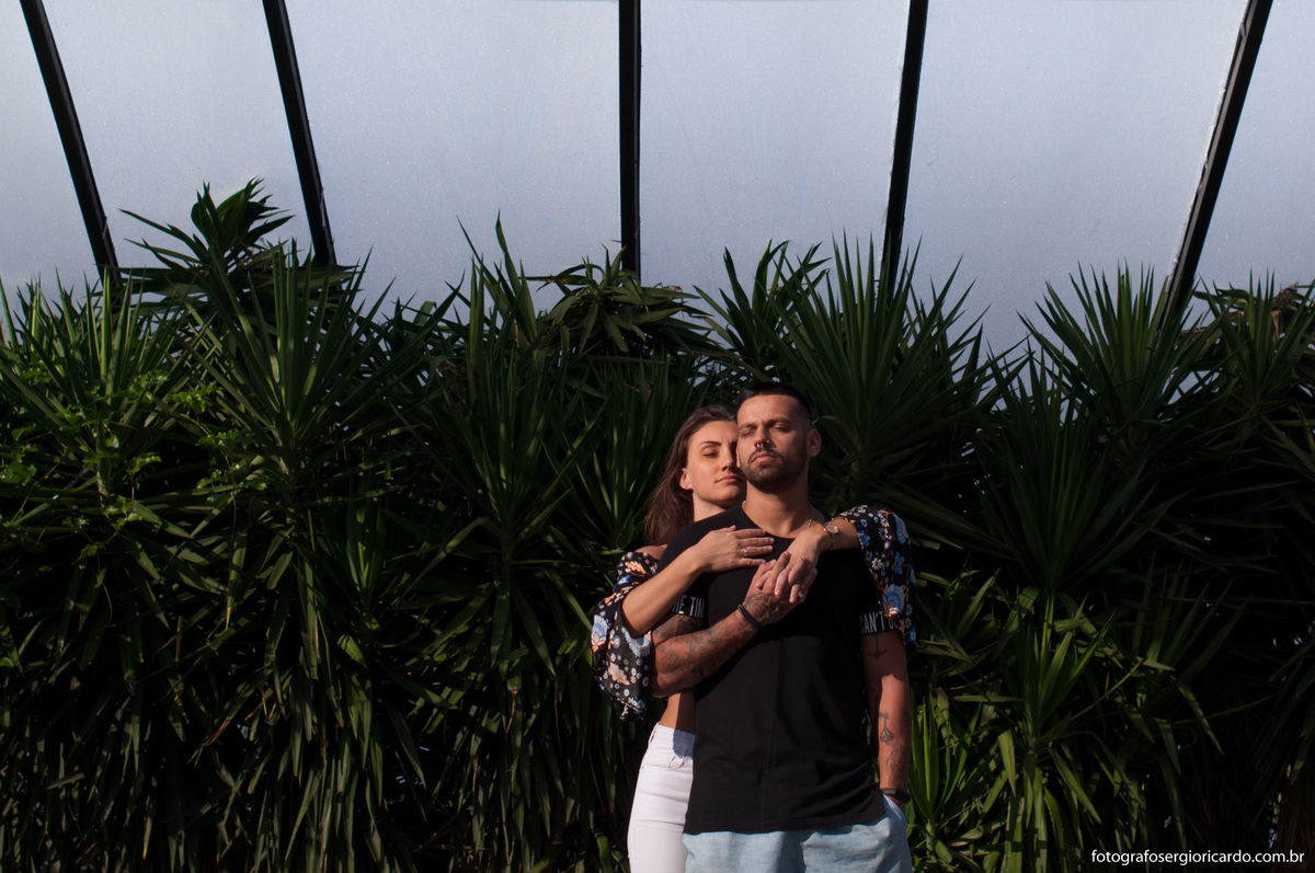 Abraço de casal romântico bo dia dos namorados no mam