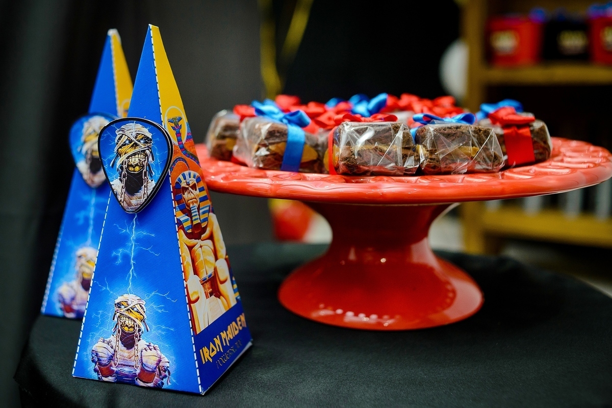 children's party photography iron maiden theme cake table decoration eddie mummy powerslave boxes pyramids