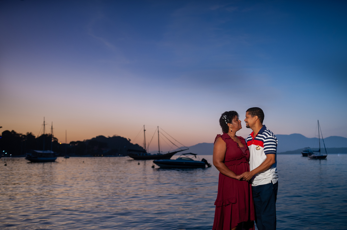 Fotografia de ensaio de casal durante o amanhecer em Angra dos Reis vista do Hotel Angra Inn no Rio de Janeiro