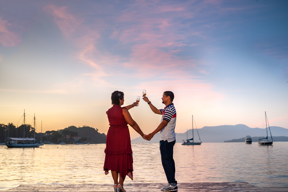 Ensaio fotográfico de casal comemorando bodas de prata durante o amanhecer em Angra dos Reis vista do Hotel Angra Inn no Rio de Janeiro