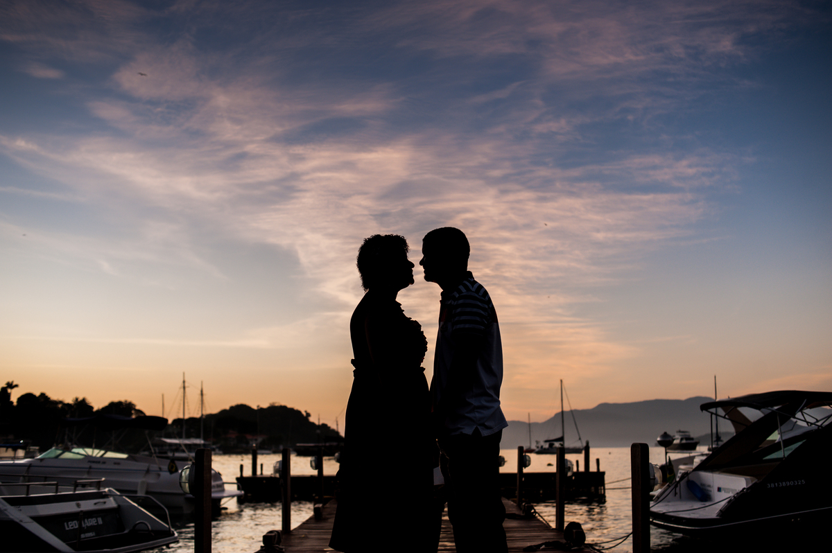 Ensaio fotográfico de casal comemorando bodas de prata durante o amanhecer em Angra dos Reis vista do Hotel Angra Inn no Rio de Janeiro