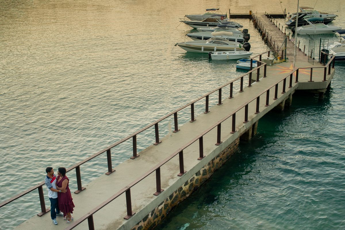 Fotografia de ensaio de casal durante o amanhecer em Angra dos Reis vista do Hotel Angra Inn no Rio de Janeiro