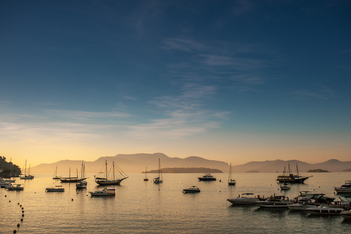 Fotografia do amanhecer em Angra dos Reis vista do Hotel Angra Inn no Rio de Janeiro