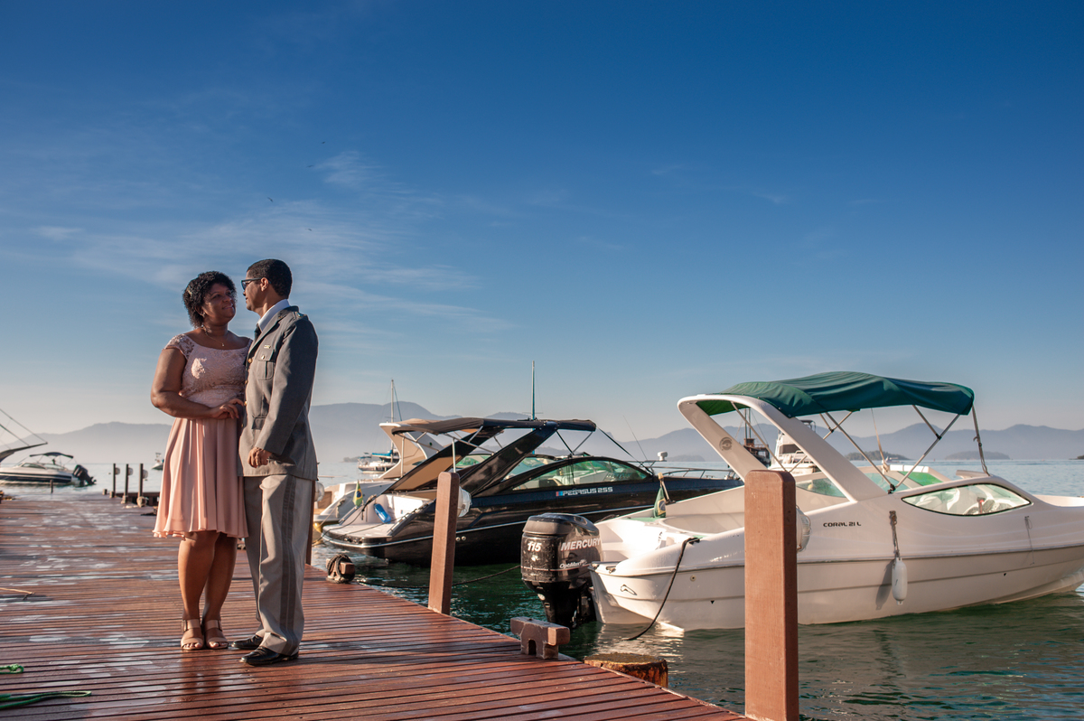 Ensaio fotográfico de casal comemorando bodas de prata durante o amanhecer em Angra dos Reis vista do Hotel Angra Inn no Rio de Janeiro