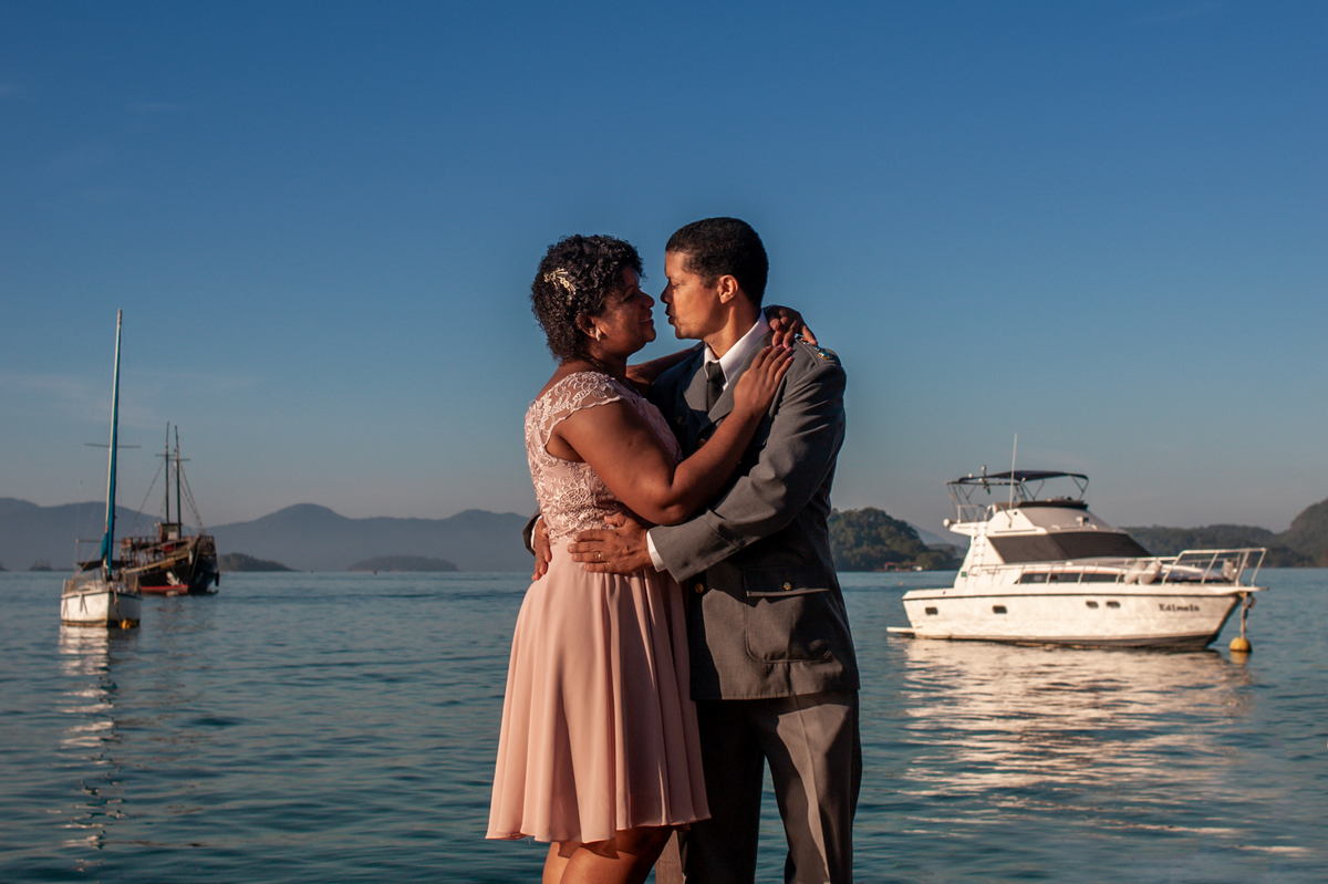 Ensaio fotográfico de casal comemorando bodas de prata durante o amanhecer em Angra dos Reis vista do Hotel Angra Inn no Rio de Janeiro