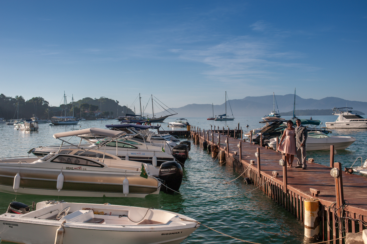 Ensaio fotográfico de casal comemorando bodas de prata durante o amanhecer em Angra dos Reis vista do Hotel Angra Inn no Rio de Janeiro