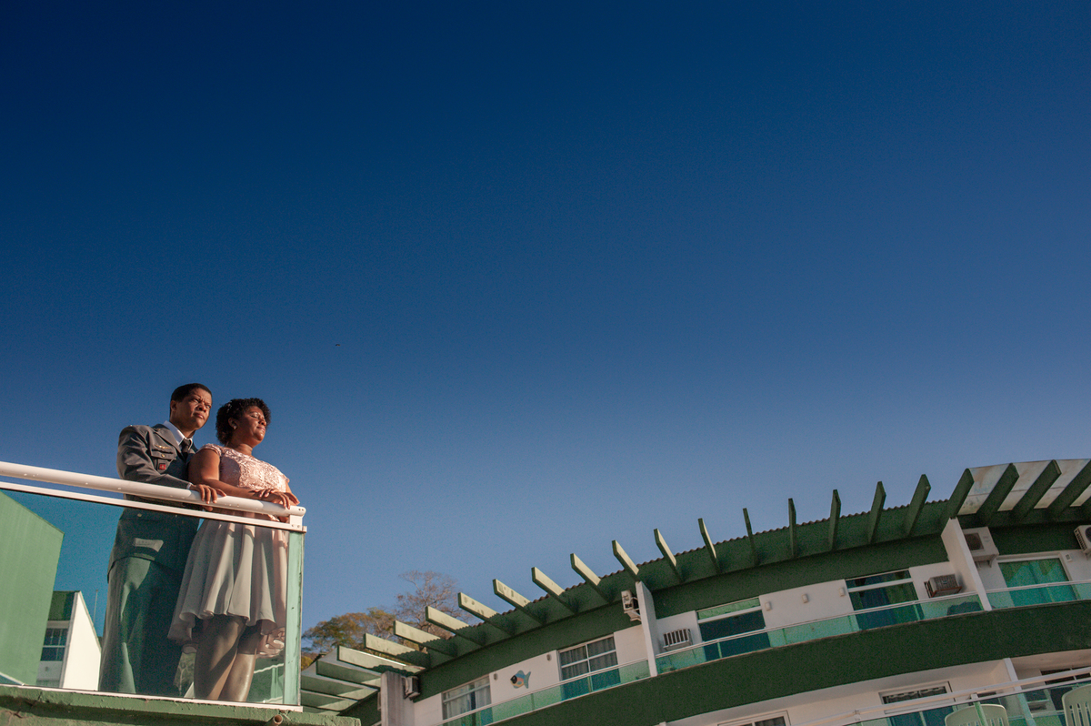 Ensaio fotográfico de casal comemorando bodas de prata durante o amanhecer em Angra dos Reis vista do Hotel Angra Inn no Rio de Janeiro