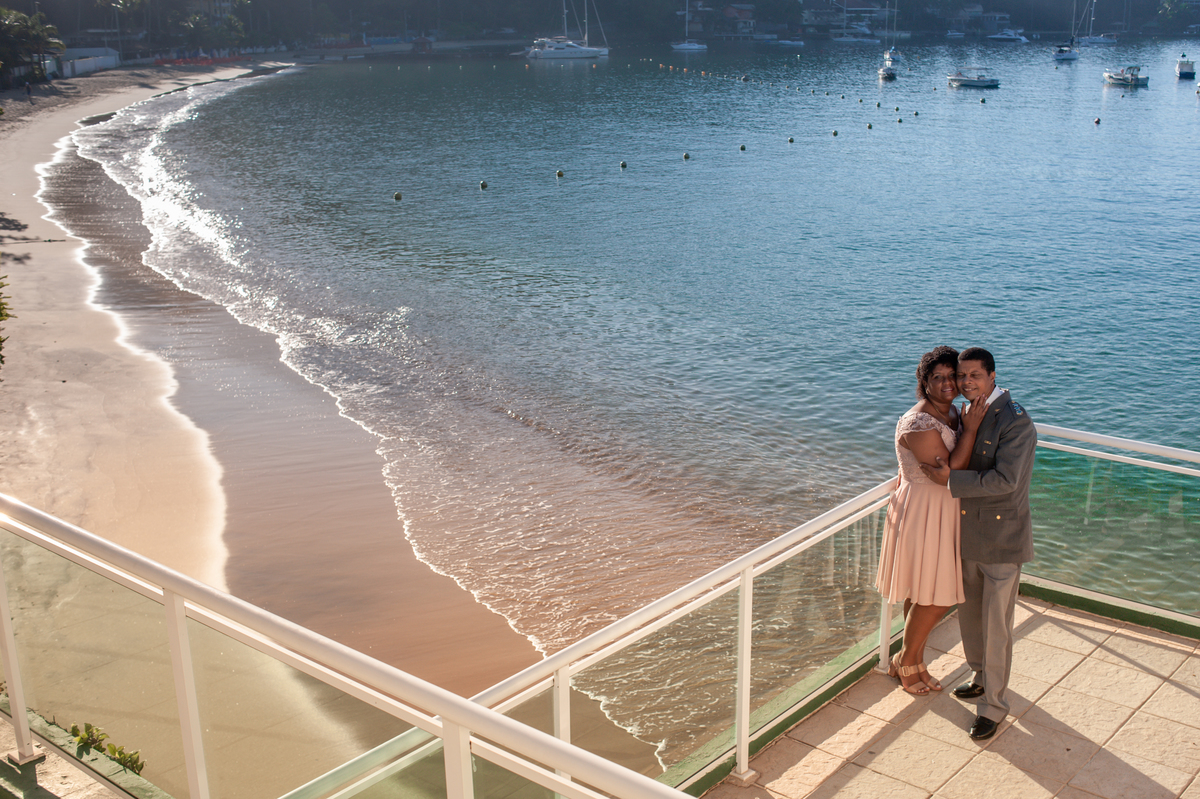 Ensaio fotográfico de casal comemorando bodas de prata durante o amanhecer em Angra dos Reis vista do Hotel Angra Inn no Rio de Janeiro