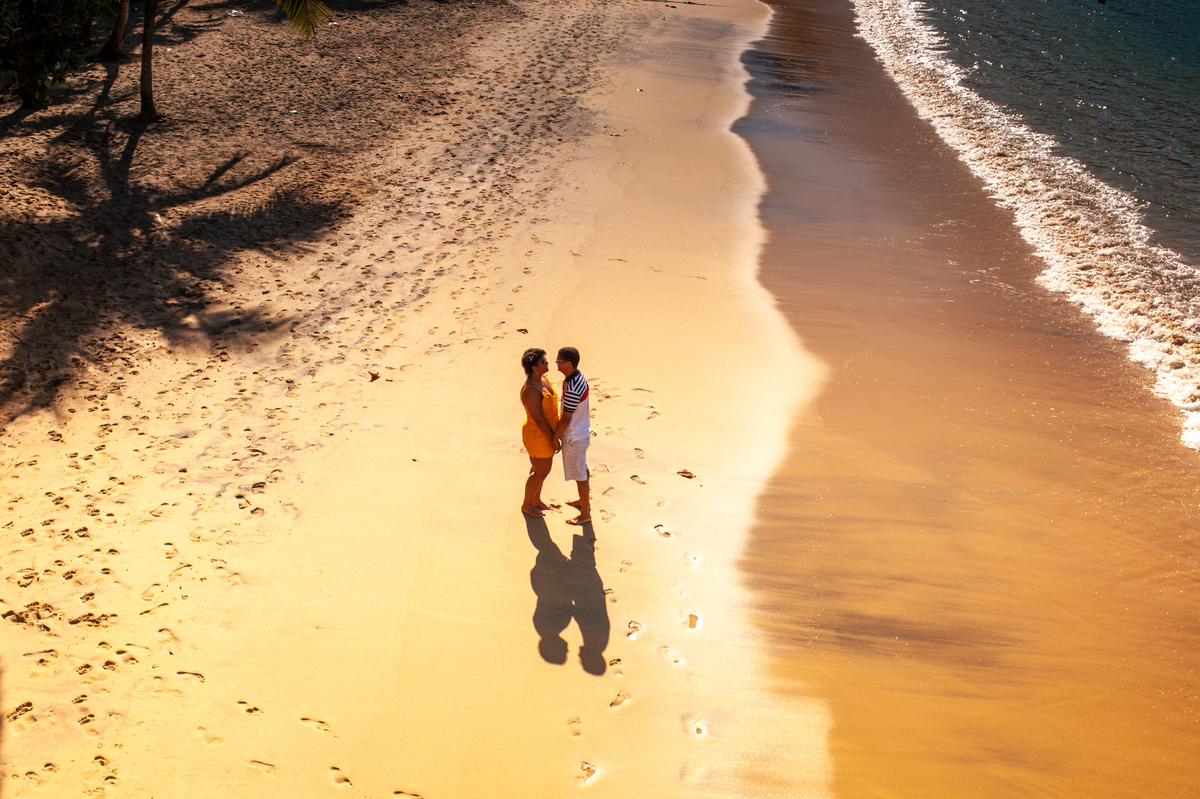 Ensaio fotográfico de casal caminhando na praia em Angra dos Reis vista do Hotel Angra Inn no Rio de Janeiro