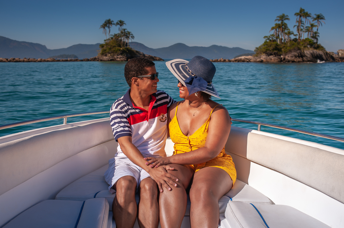 Ensaio fotográfico de casal comemorando bodas de prata em passeio de lancha pelas Ilha Botinas em Angra dos Reis no Rio de Janeiro