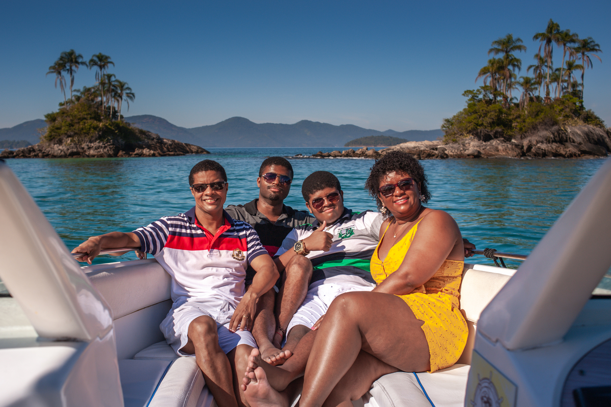 Fotografia de família comemorando bodas de prata em passeio de lancha pelas Ilha Botinas em Angra dos Reis no Rio de Janeiro