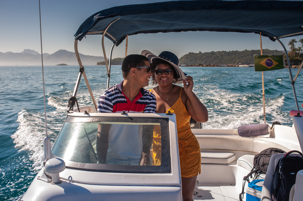 Ensaio fotográfico de casal comemorando bodas de prata em passeio de lancha em Angra dos Reis no Rio de Janeiro