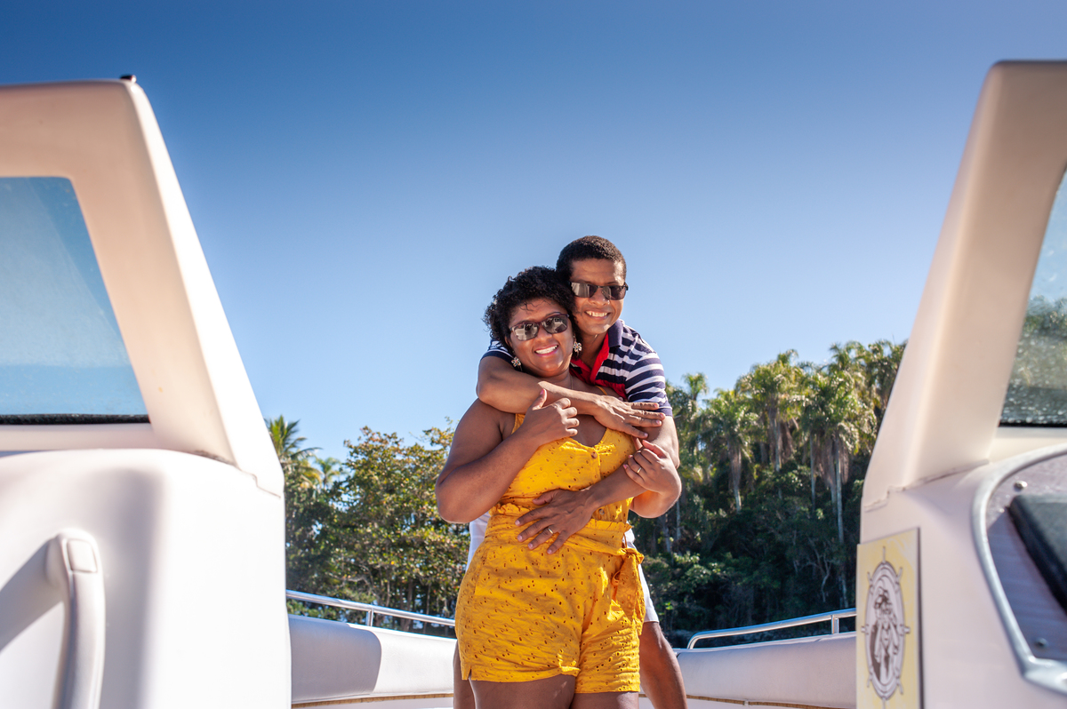 Ensaio fotográfico de casal comemorando bodas de prata em passeio de lancha pelas Ilha Botinas em Angra dos Reis no Rio de Janeiro