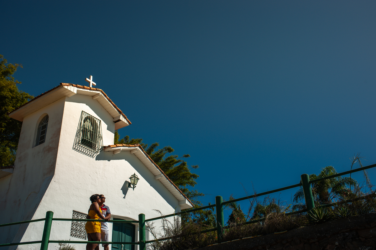 Ensaio fotográfico de casal comemorando bodas de prata na Praia da Piedade na Ilha da Jipóia em Angra dos Reis no Rio de Janeiro