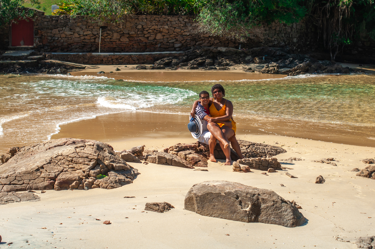 Ensaio fotográfico de casal comemorando bodas de prata na Praia da Piedade na Ilha da Jipóia em Angra dos Reis no Rio de Janeiro