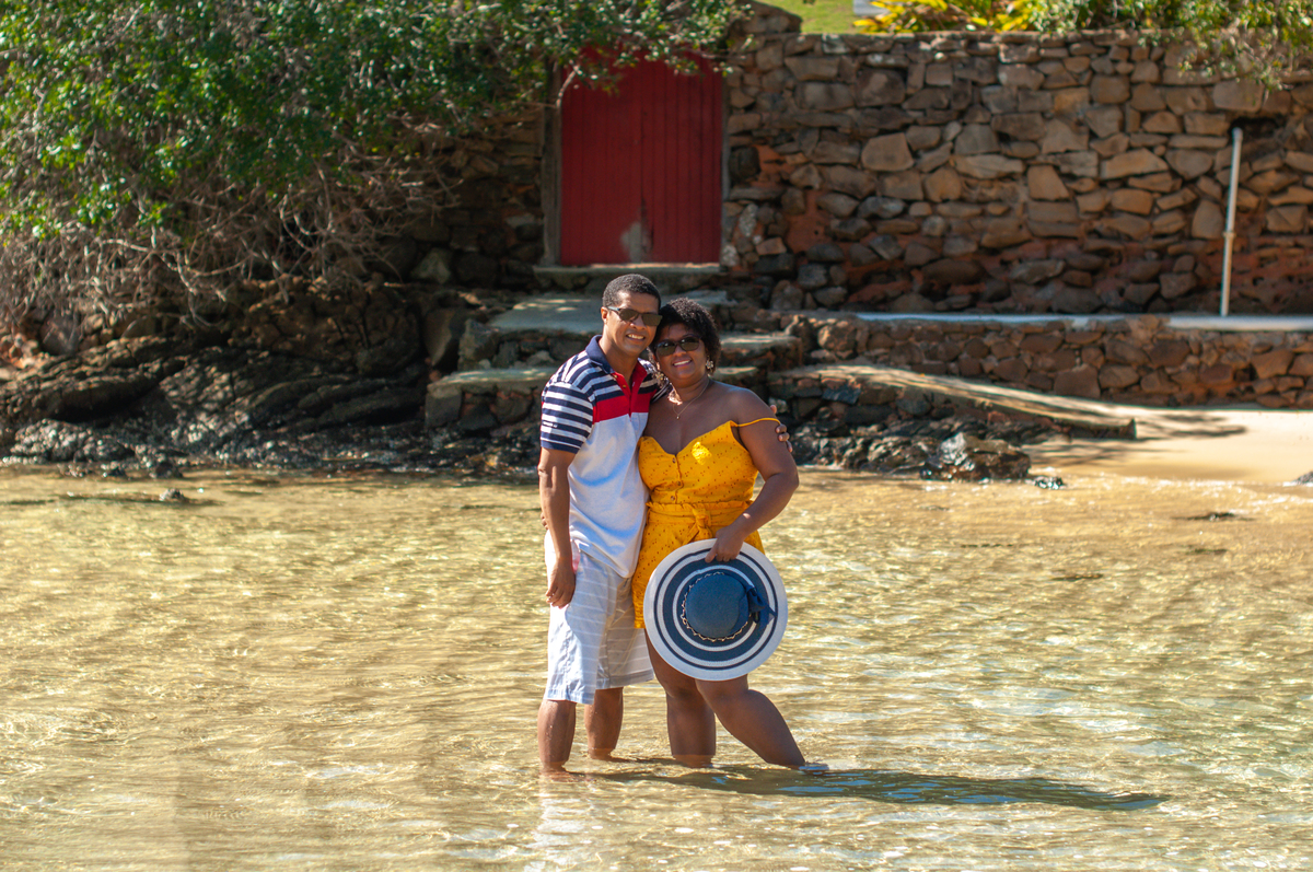 Ensaio fotográfico de casal comemorando bodas de prata na Praia da Piedade na Ilha da Jipóia em Angra dos Reis no Rio de Janeiro