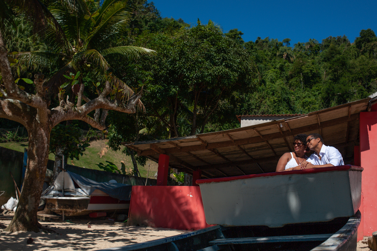 Ensaio fotográfico de casal comemorando bodas de prata na Praia Vitorino na Ilha da Jipóia em Angra dos Reis no Rio de Janeiro