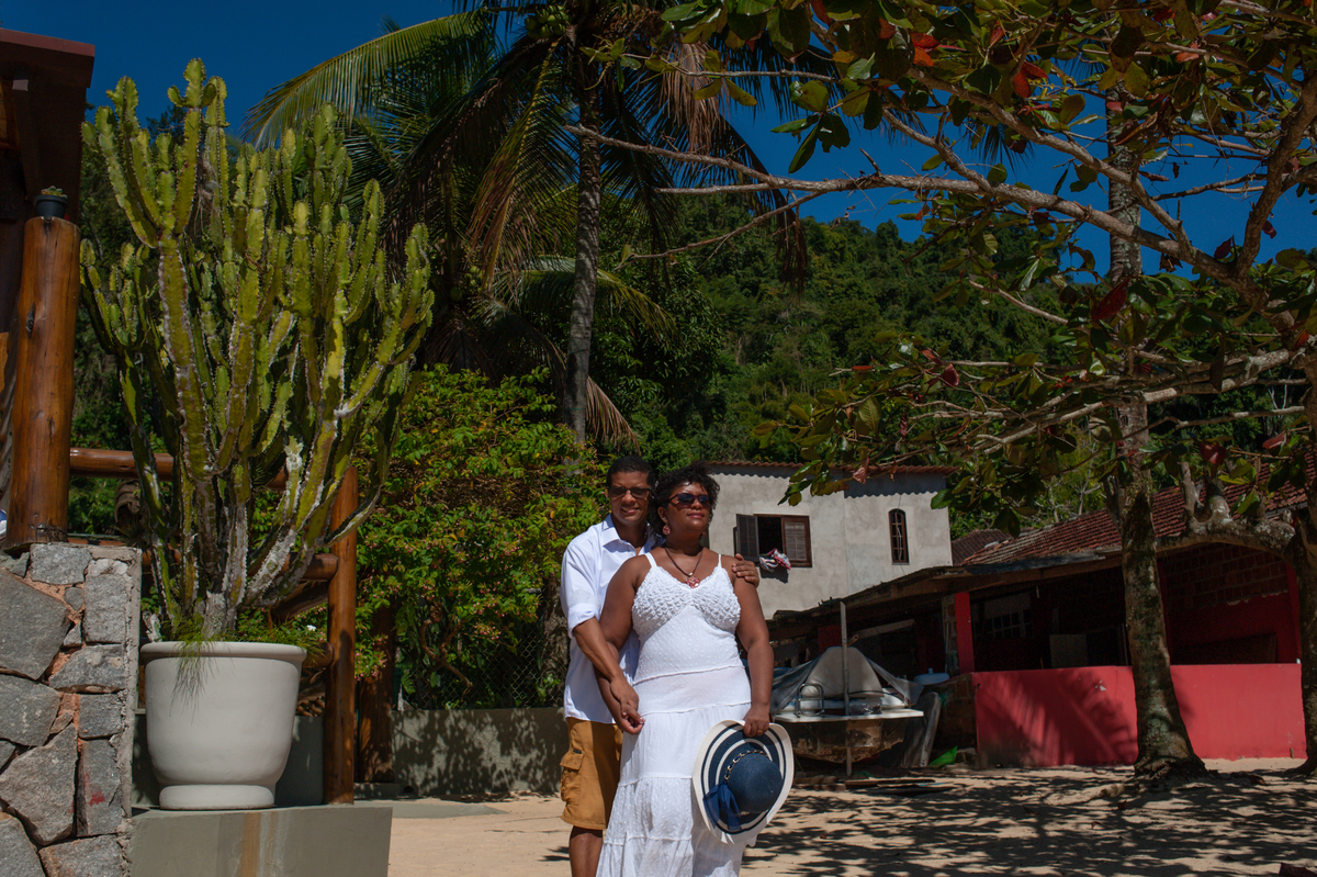 Ensaio fotográfico de casal comemorando bodas de prata na Praia Vitorino na Ilha da Jipóia em Angra dos Reis no Rio de Janeiro