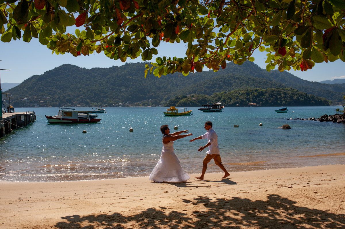 Ensaio fotográfico de casal comemorando bodas de prata na Praia Vitorino na Ilha da Jipóia em Angra dos Reis no Rio de Janeiro