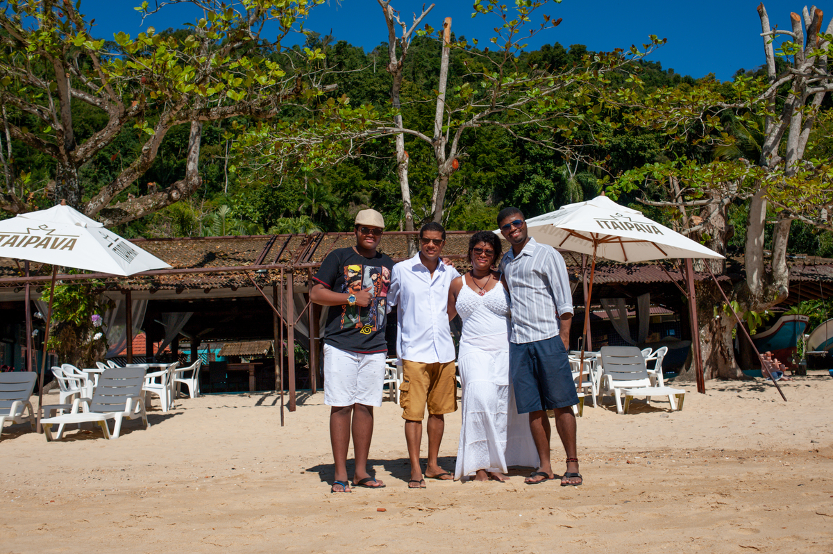 Fotografia de família comemorando bodas de prata na Praia Vitorino na Ilha da Jipóia em Angra dos Reis no Rio de Janeiro