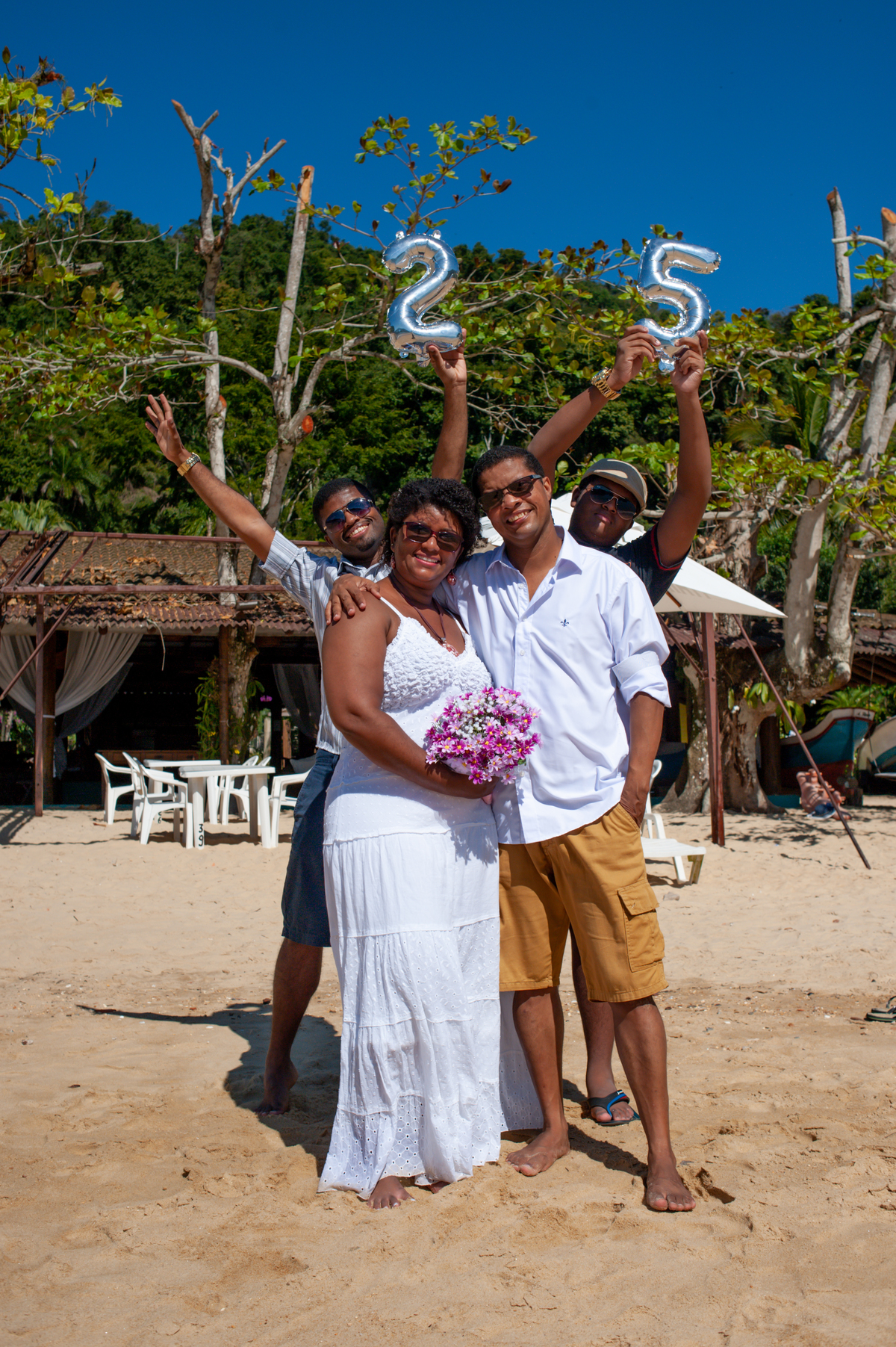 Fotografia de família comemorando bodas de prata na Praia Vitorino na Ilha da Jipóia em Angra dos Reis no Rio de Janeiro