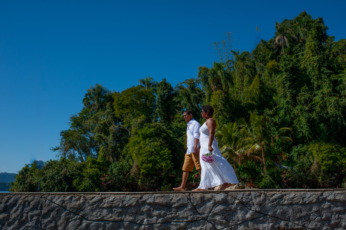 Ensaio fotográfico de casal comemorando bodas de prata na Praia Vitorino na Ilha da Jipóia em Angra dos Reis no Rio de Janeiro