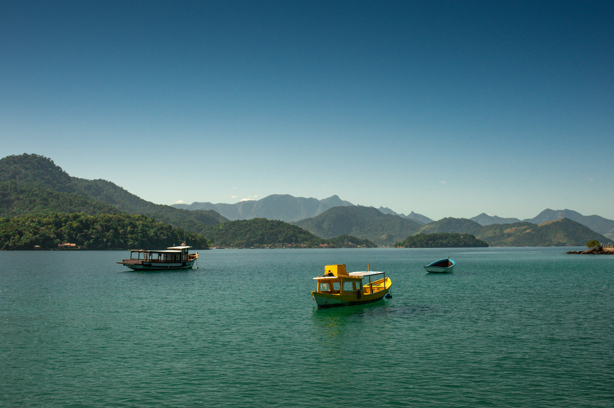 Fotografia do mar azul na Praia Vitorino na Ilha da Jipóia em Angra dos Reis Rio de Janeiro