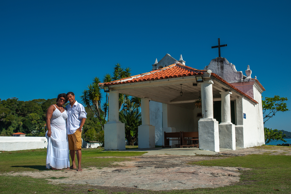 Fotografia de casal comemorando bodas de prata na Igreja do Bonfim na Ilha do Bonfim em Angra dos Reis no Rio de Janeiro