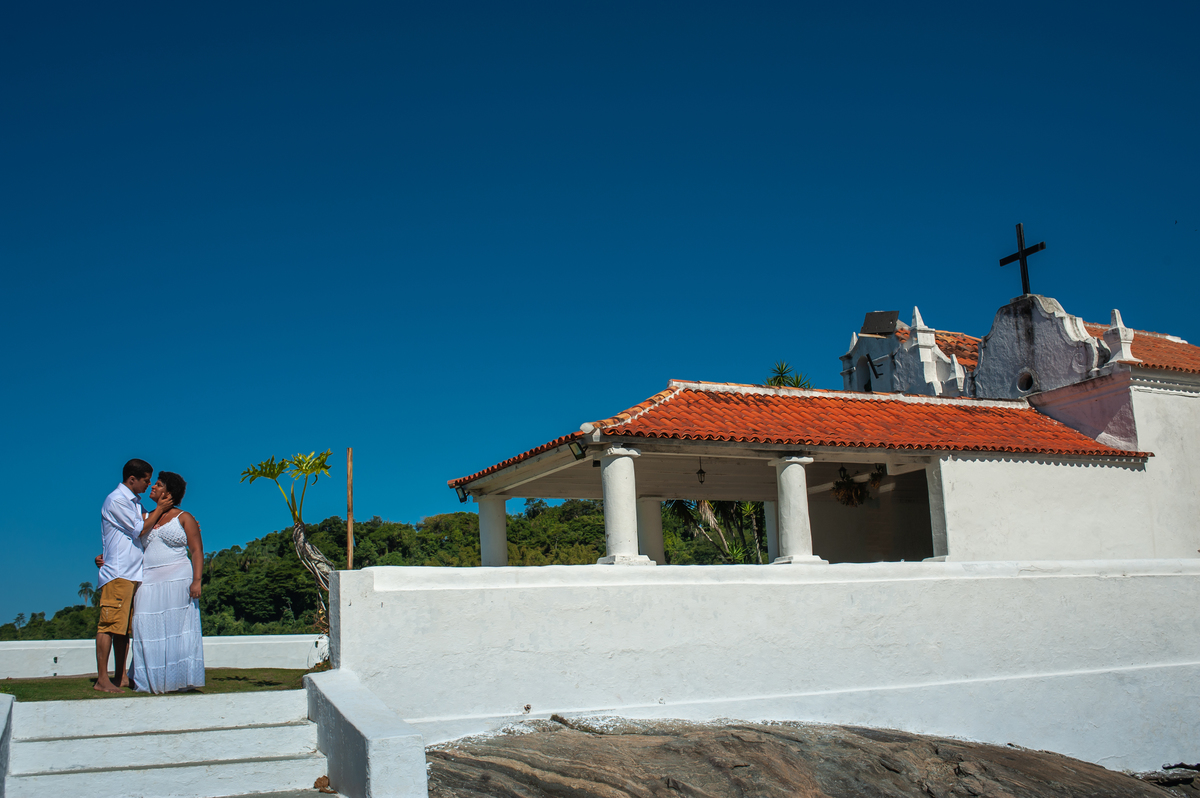 Fotografia de casal comemorando bodas de prata na Igreja do Bonfim na Ilha do Bonfim em Angra dos Reis no Rio de Janeiro