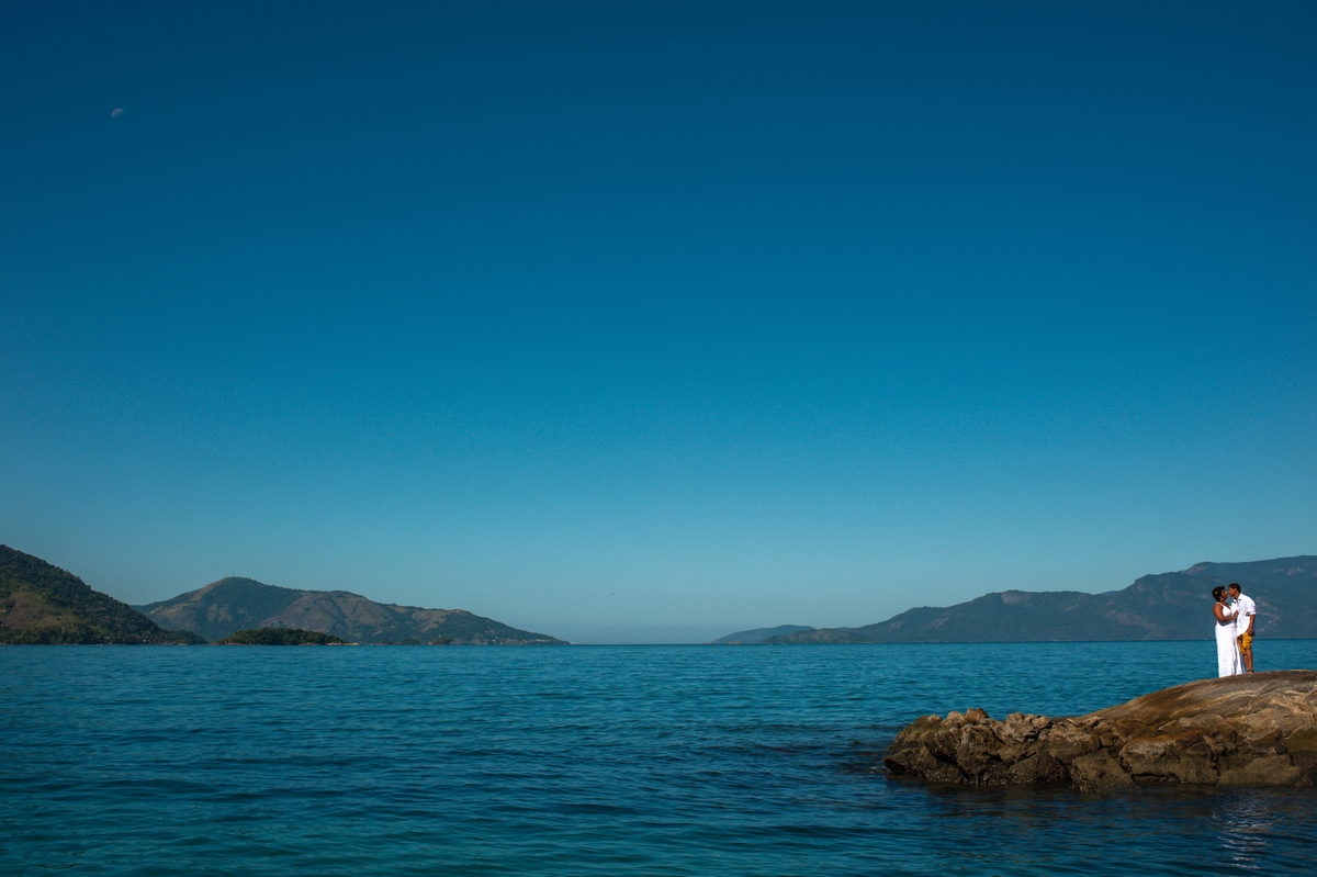 Fotografia de casal comemorando bodas de prata na Igreja do Bonfim na Ilha do Bonfim em Angra dos Reis no Rio de Janeiro