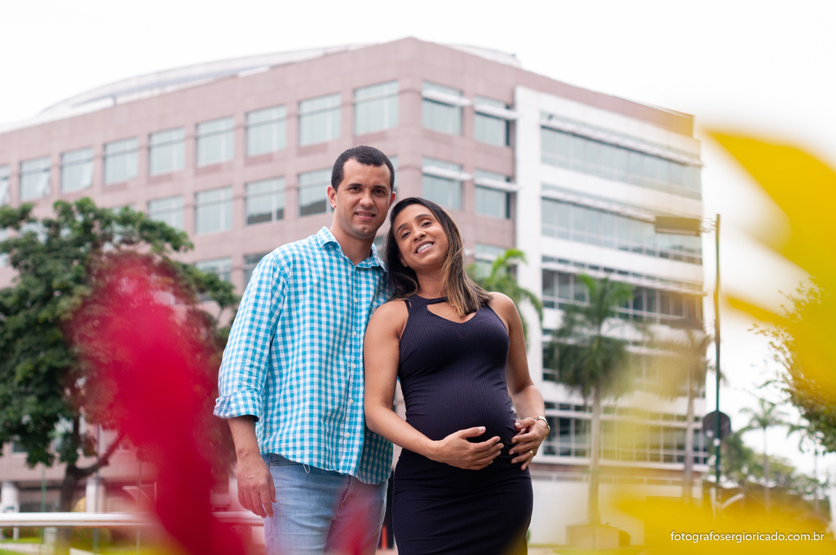 Fotografia dos pais na porta da Perinatal Barra aguardando o parto