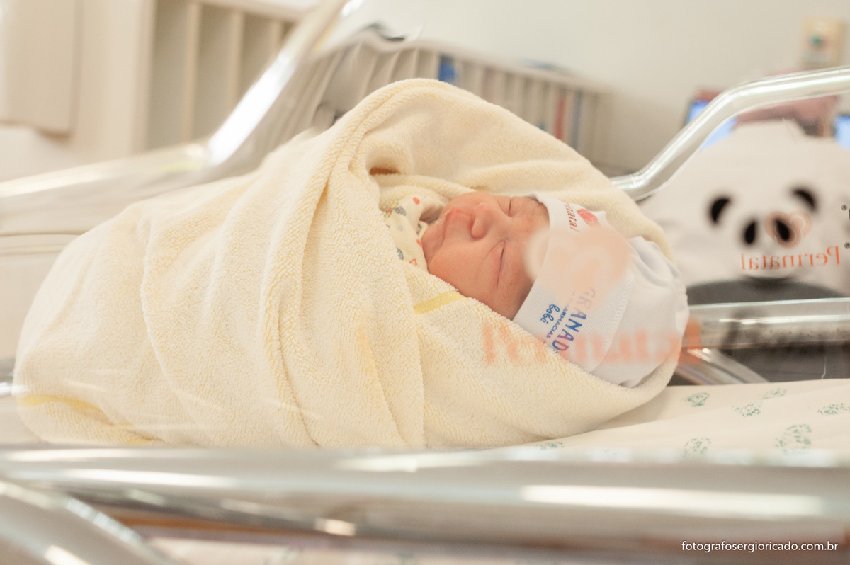 Fotografia de criança recém-nascida no berçário da Perinatal da Barra no Rio de Janeiro